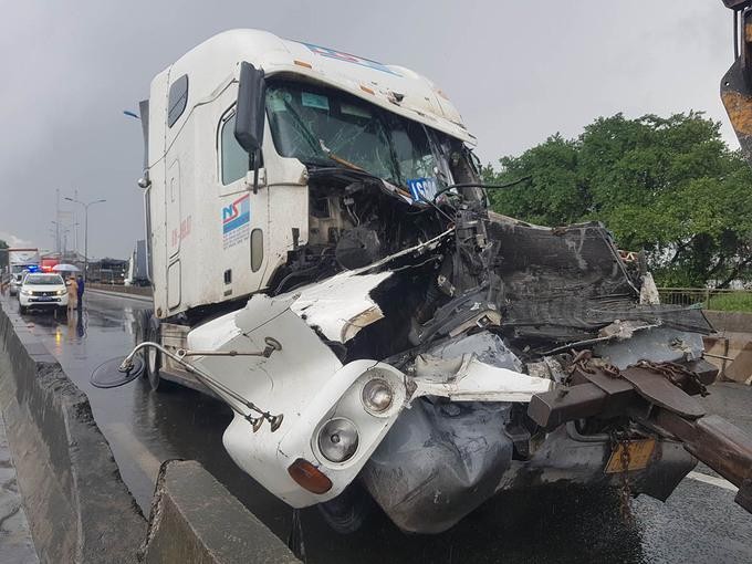 Tai nạn liên hoàn giữa 3 xe ô tô lớn trên cầu Phú Mỹ ảnh 1