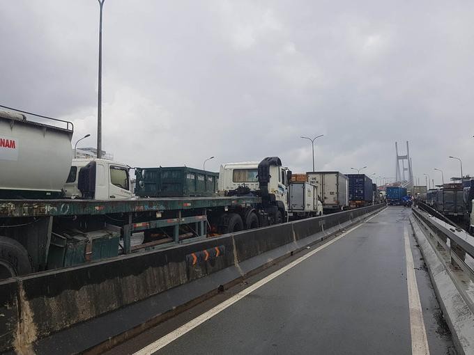 Tai nạn liên hoàn giữa 3 xe ô tô lớn trên cầu Phú Mỹ ảnh 2