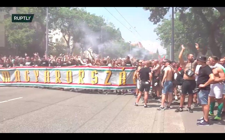 Sự cuồng nhiệt của CĐV Hungary tại EURO 2020: con dao hai lưỡi ảnh 6