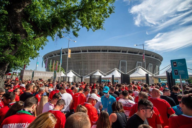 Sự cuồng nhiệt của CĐV Hungary tại EURO 2020: con dao hai lưỡi ảnh 2