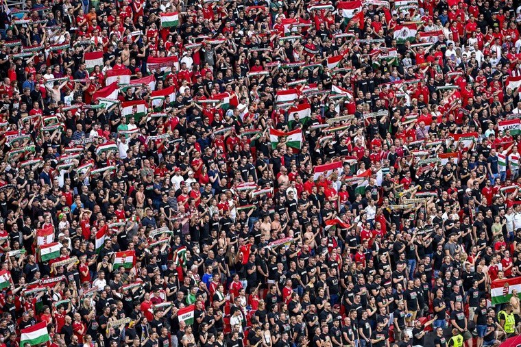 Sự cuồng nhiệt của CĐV Hungary tại EURO 2020: con dao hai lưỡi ảnh 4