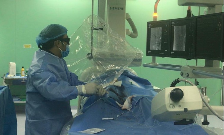 Cứu sống một ca nguy kịch do vỡ động mạch thắt lưng ảnh 1