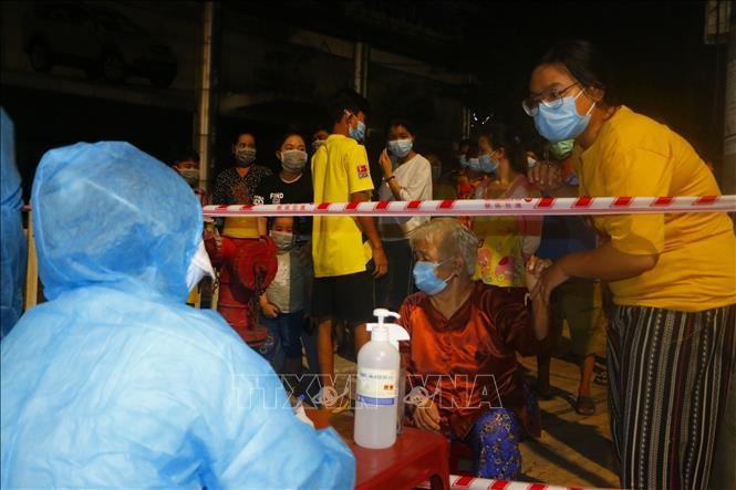 Trắng đêm lấy mẫu xét nghiệm cho khoảng 40.000 người tại Bình Dương ảnh 1