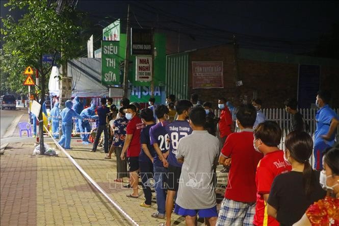 Trắng đêm lấy mẫu xét nghiệm cho khoảng 40.000 người tại Bình Dương ảnh 3