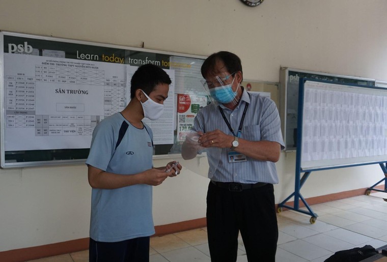 Thời tiết mát mẻ, thí sinh bước vào thi môn tổ hợp ảnh 15