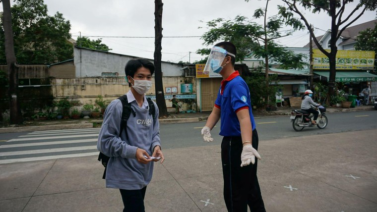 Thời tiết mát mẻ, thí sinh bước vào thi môn tổ hợp ảnh 14