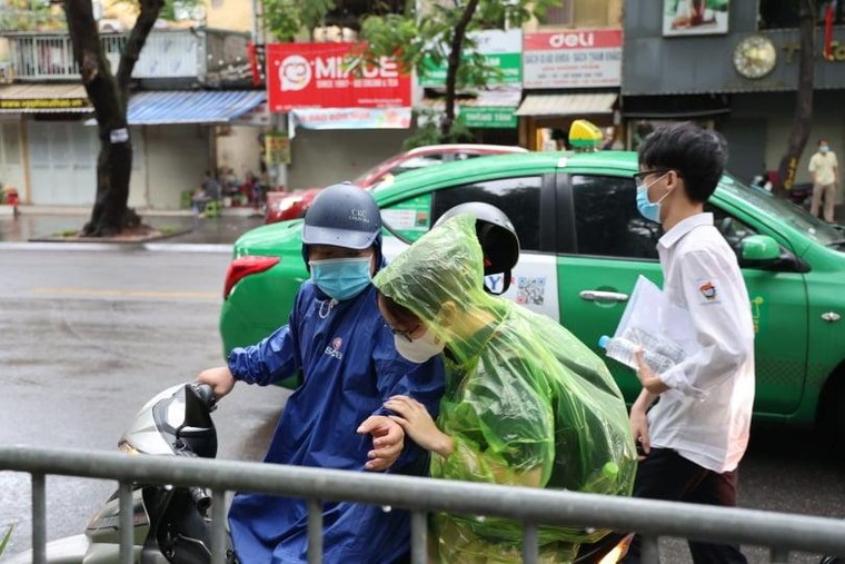 Thời tiết mát mẻ, thí sinh bước vào thi môn tổ hợp ảnh 6