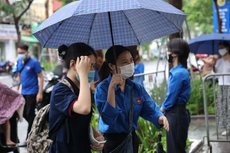 Thời tiết mát mẻ, thí sinh bước vào thi môn tổ hợp ảnh 7