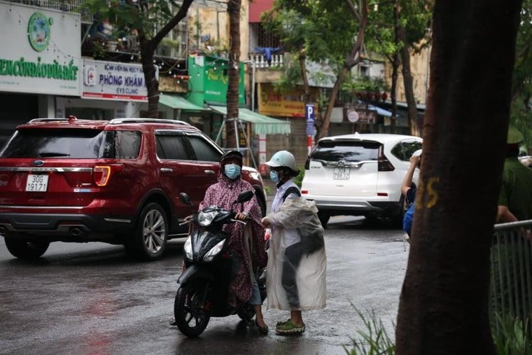 Thời tiết mát mẻ, thí sinh bước vào thi môn tổ hợp ảnh 9