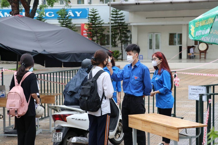 Thời tiết mát mẻ, thí sinh bước vào thi môn tổ hợp ảnh 4