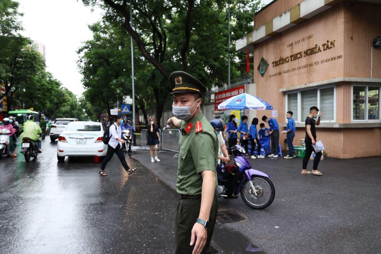 Thời tiết mát mẻ, thí sinh bước vào thi môn tổ hợp ảnh 2