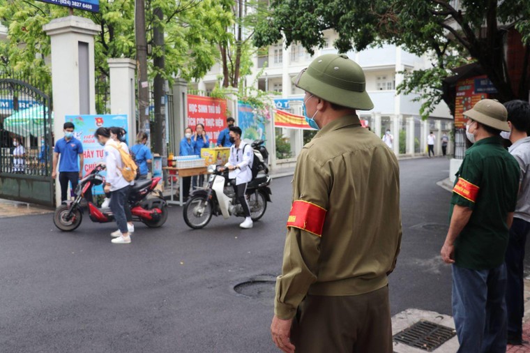 Thời tiết mát mẻ, thí sinh bước vào thi môn tổ hợp ảnh 13