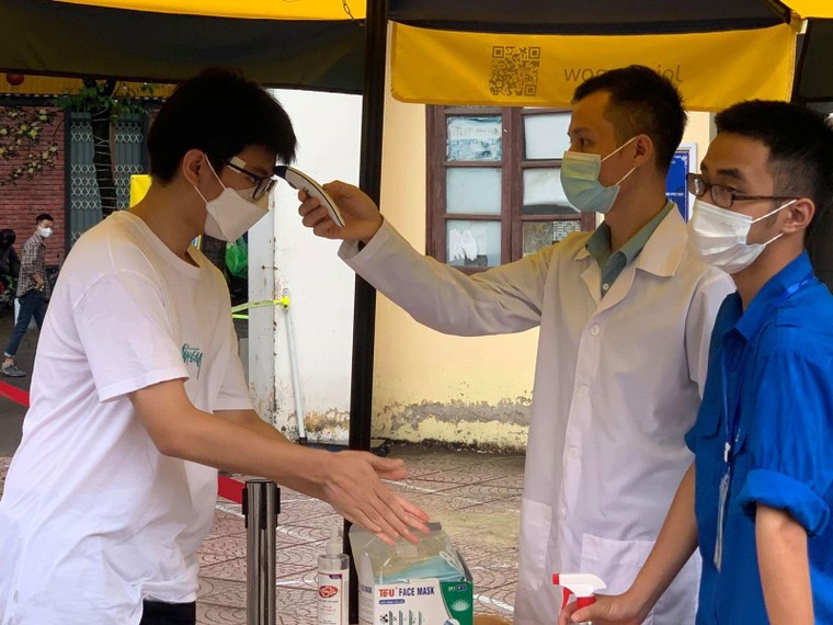 Thời tiết mát mẻ, thí sinh bước vào thi môn tổ hợp ảnh 11