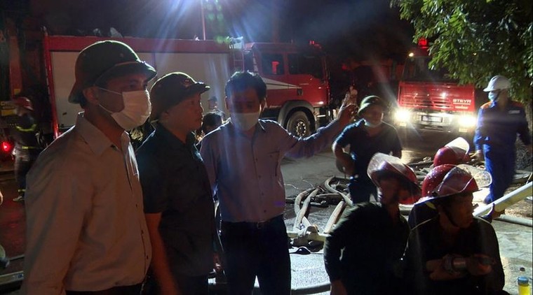 Hạ Long: Cháy lớn tại kho lốp 6.000m2 ảnh 3