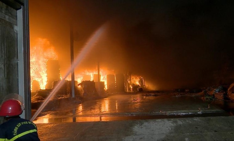 Hạ Long: Cháy lớn tại kho lốp 6.000m2 ảnh 2