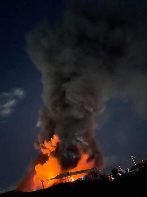 Hạ Long: Cháy lớn tại kho lốp 6.000m2 ảnh 1