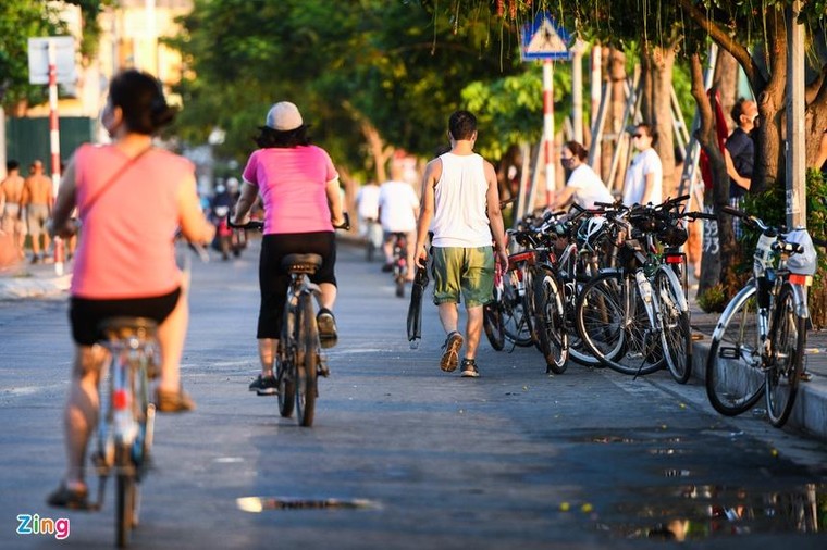Hồ Tây, hồ Gươm đông người tập đạp xe, đi bộ ảnh 9
