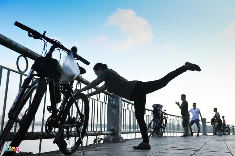 Hồ Tây, hồ Gươm đông người tập đạp xe, đi bộ ảnh 4