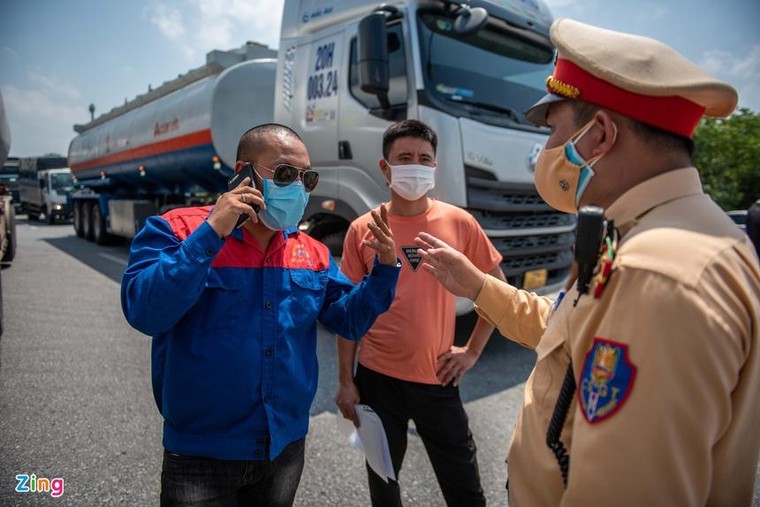 Tài xế cãi nhau với CSGT khi Hà Nội cấm xe vào nội thành ảnh 4