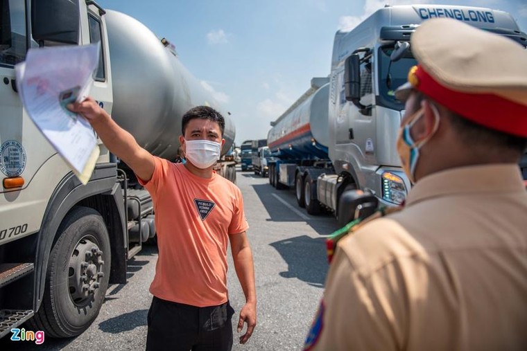 Tài xế cãi nhau với CSGT khi Hà Nội cấm xe vào nội thành ảnh 5