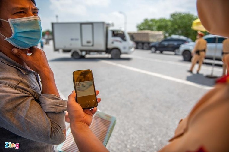 Tài xế cãi nhau với CSGT khi Hà Nội cấm xe vào nội thành ảnh 9