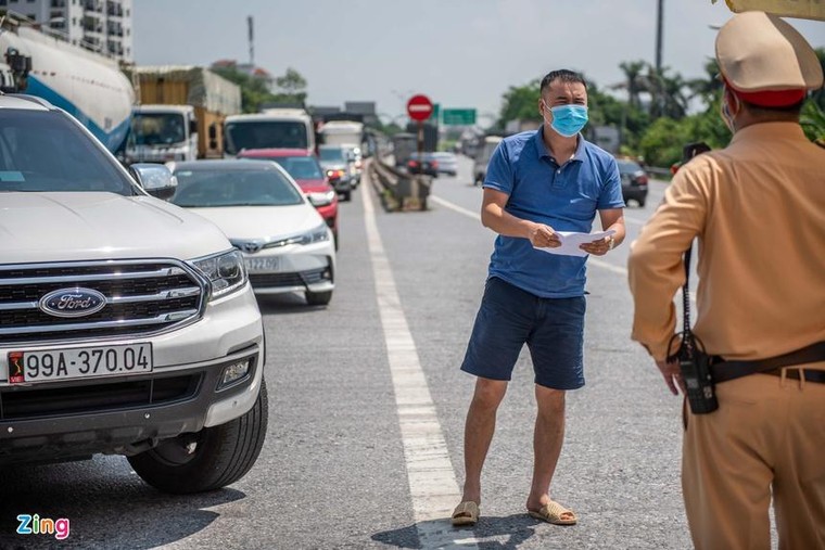 Tài xế cãi nhau với CSGT khi Hà Nội cấm xe vào nội thành ảnh 10