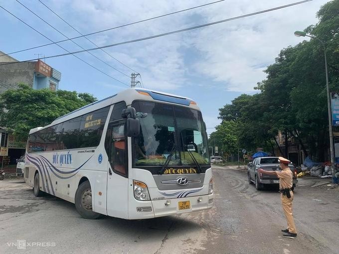 Ùn tắc cục bộ tại cửa ngõ Hà Nội trong ngày đầu giãn cách xã hội ảnh 2