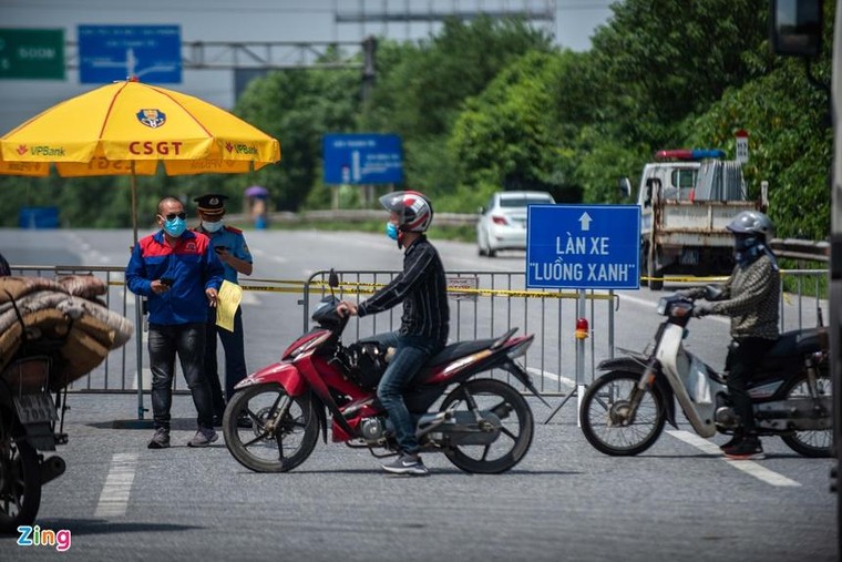 Tài xế cãi nhau với CSGT khi Hà Nội cấm xe vào nội thành ảnh 2