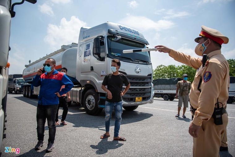 Tài xế cãi nhau với CSGT khi Hà Nội cấm xe vào nội thành ảnh 3