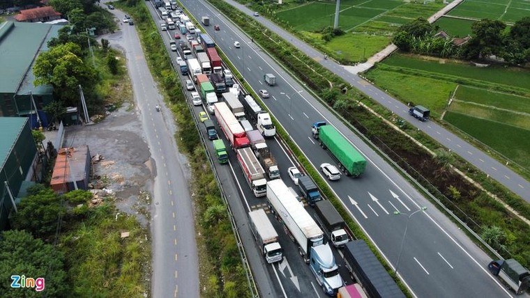Ùn tắc cục bộ tại cửa ngõ Hà Nội trong ngày đầu giãn cách xã hội ảnh 1