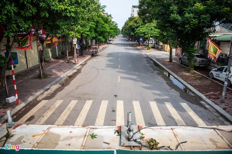 Dùng xe tải, gạch và thùng container làm chốt phong tỏa ở Hà Nội ảnh 9