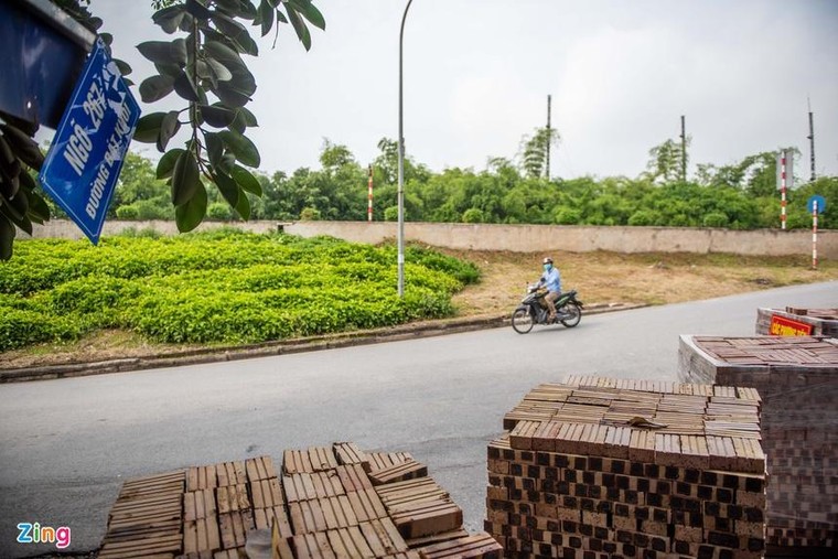 Dùng xe tải, gạch và thùng container làm chốt phong tỏa ở Hà Nội ảnh 10
