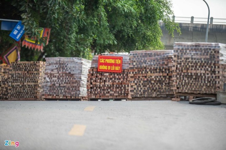 Dùng xe tải, gạch và thùng container làm chốt phong tỏa ở Hà Nội ảnh 11