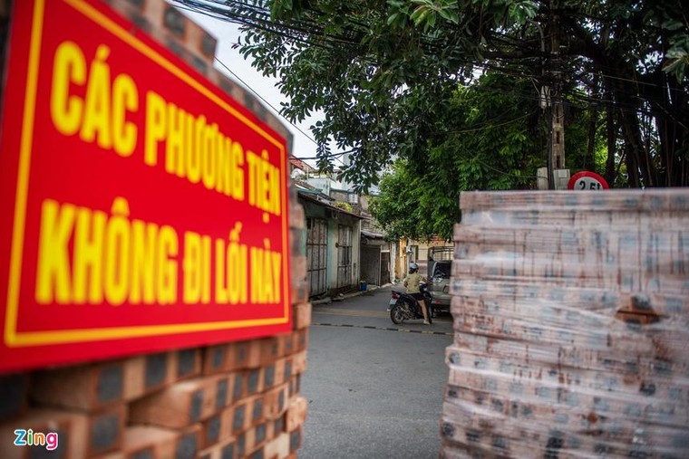 Dùng xe tải, gạch và thùng container làm chốt phong tỏa ở Hà Nội ảnh 12