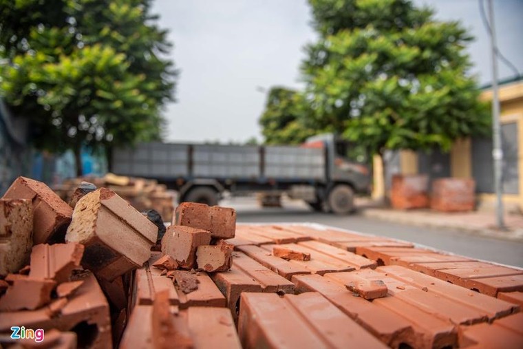 Dùng xe tải, gạch và thùng container làm chốt phong tỏa ở Hà Nội ảnh 4