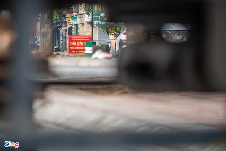 Dùng xe tải, gạch và thùng container làm chốt phong tỏa ở Hà Nội ảnh 5