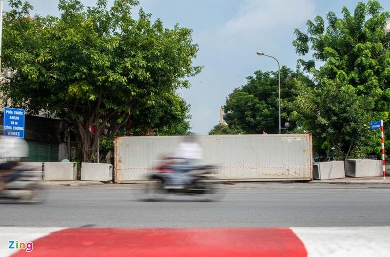 Dùng xe tải, gạch và thùng container làm chốt phong tỏa ở Hà Nội ảnh 6