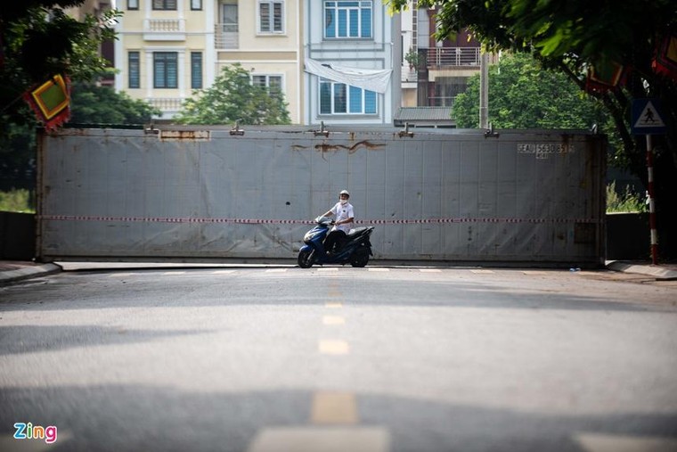 Dùng xe tải, gạch và thùng container làm chốt phong tỏa ở Hà Nội ảnh 7