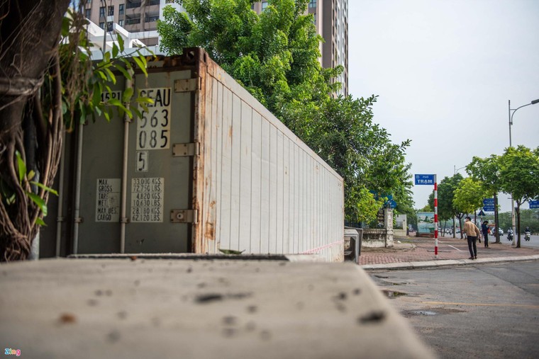 Dùng xe tải, gạch và thùng container làm chốt phong tỏa ở Hà Nội ảnh 8