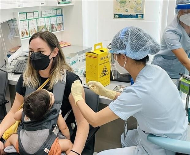 Nhu cầu tiêm dịch vụ vắc-xin ngừa COVID-19 là rất lớn ảnh 2