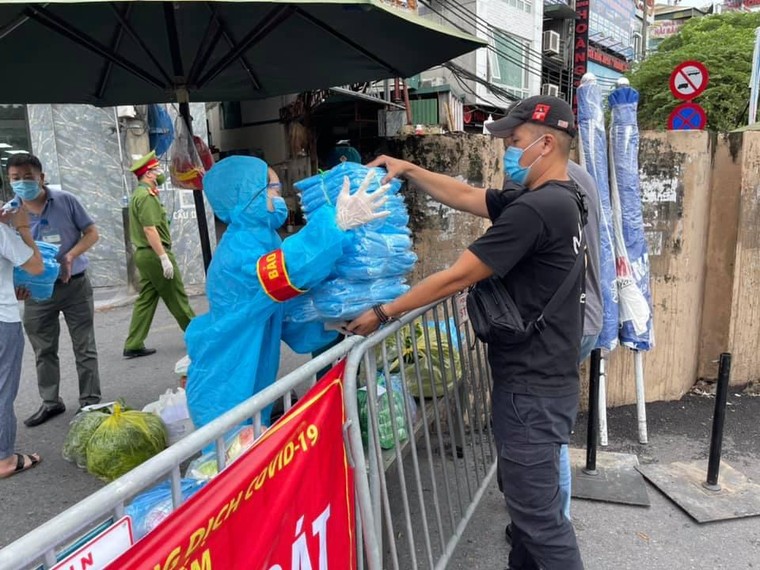 Ông chủ, giám đốc thành tài xế, bốc dỡ đồ cứu trợ Hà Nội ngày dịch ảnh 2