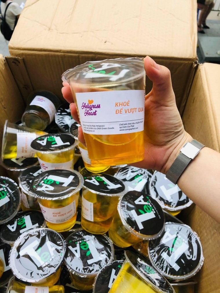 Heligrass ủng hộ nước uống đông trùng hạ thảo trị giá hơn 2 tỉ đồng cho các tuyến đầu chống dịch ảnh 8