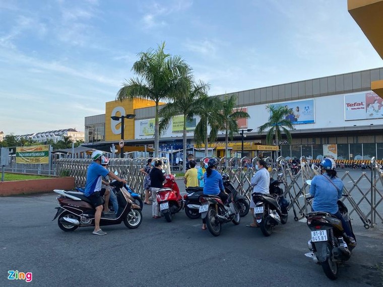 Người dân TP.HCM xếp hàng từ 4h30 đợi siêu thị mở cửa ảnh 5