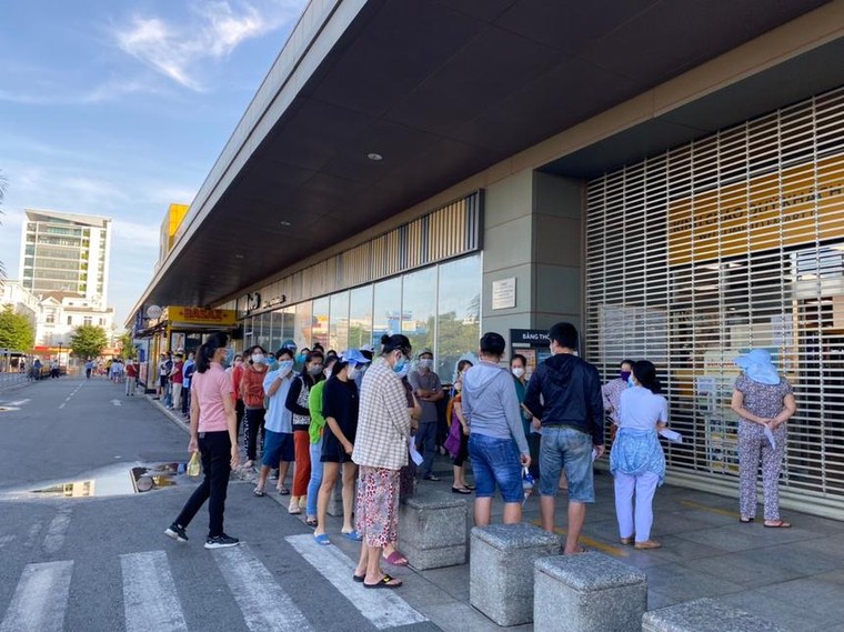 Người dân TP.HCM xếp hàng từ 4h30 đợi siêu thị mở cửa ảnh 7