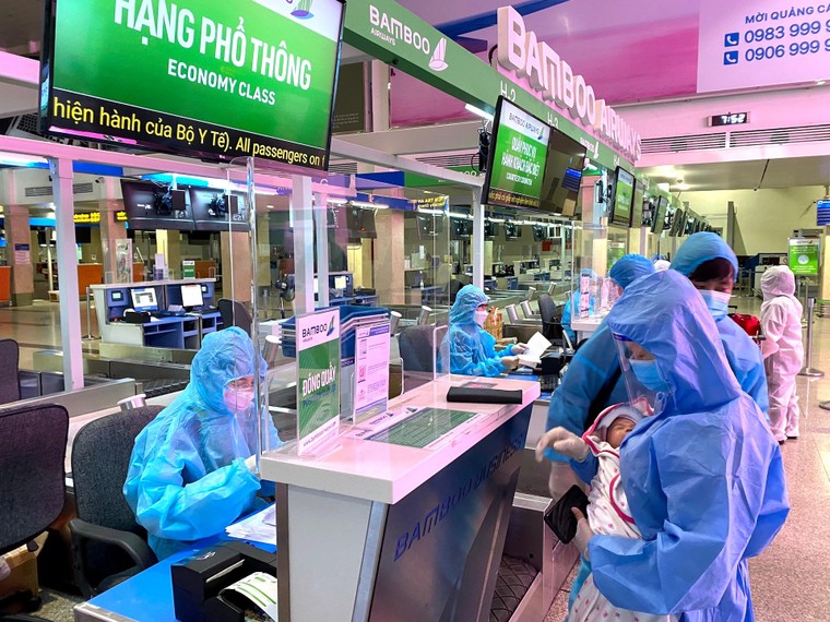 Bamboo Airways thực hiện 2 chuyến bay đưa gần 400 công dân Quảng Bình về quê ảnh 1