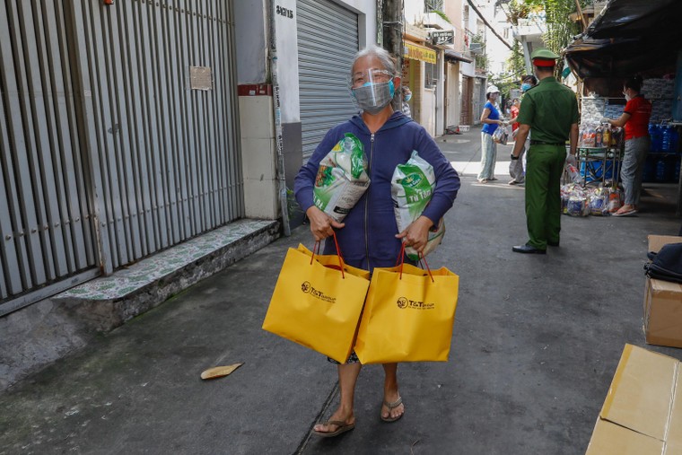 T&T Group tặng 100.000 suất quà trị giá 30 tỷ đồng cho người dân TP HCM gặp khó khăn vì COVID-19 ảnh 3