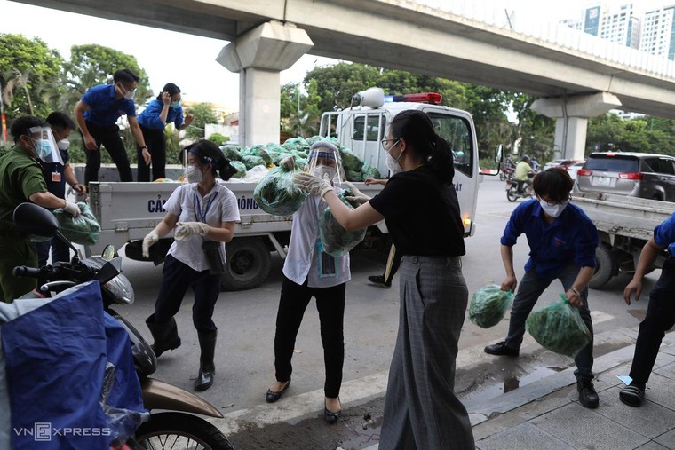 Khẩn cấp bóc tách F0 tại ổ dịch phức tạp nhất Hà Nội ảnh 9