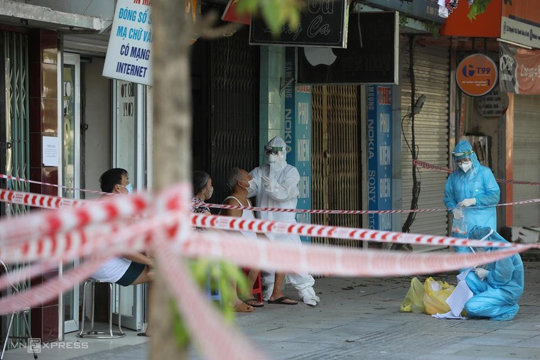 Khẩn cấp bóc tách F0 tại ổ dịch phức tạp nhất Hà Nội ảnh 2