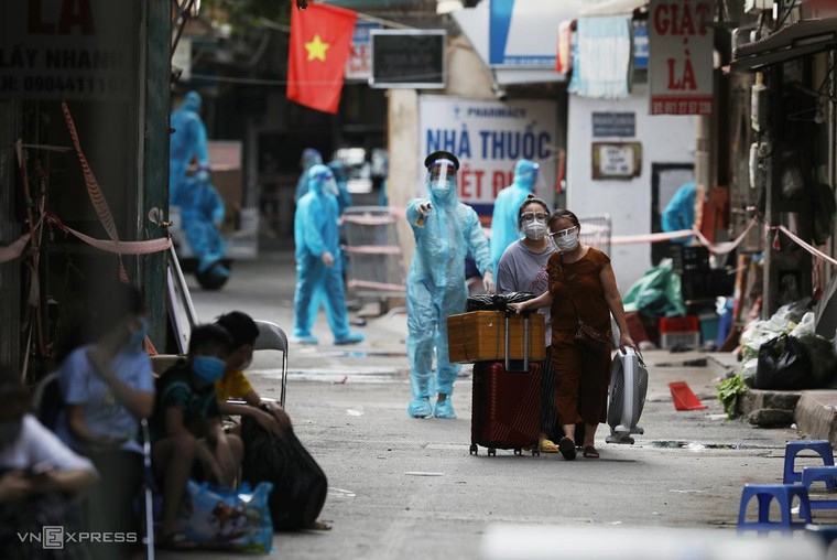 Khẩn cấp bóc tách F0 tại ổ dịch phức tạp nhất Hà Nội ảnh 5