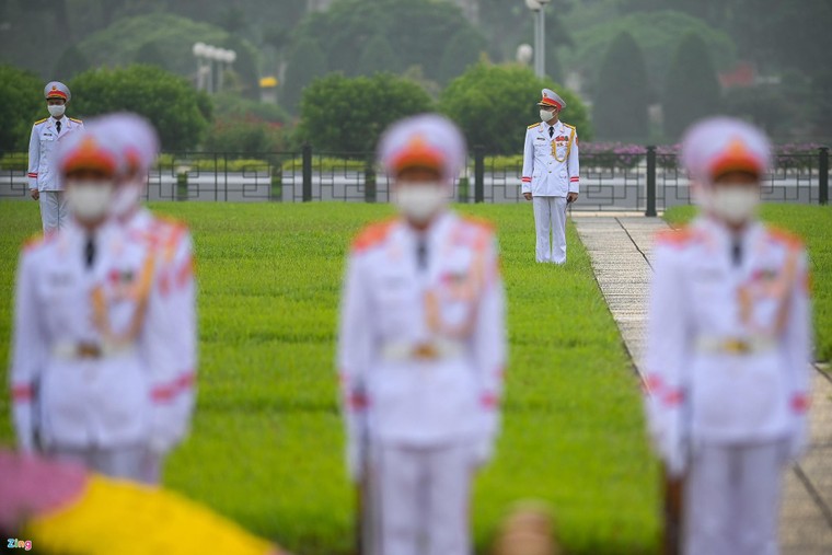 Lễ thượng cờ mừng Quốc khánh ở Lăng Chủ tịch Hồ Chí Minh ảnh 9